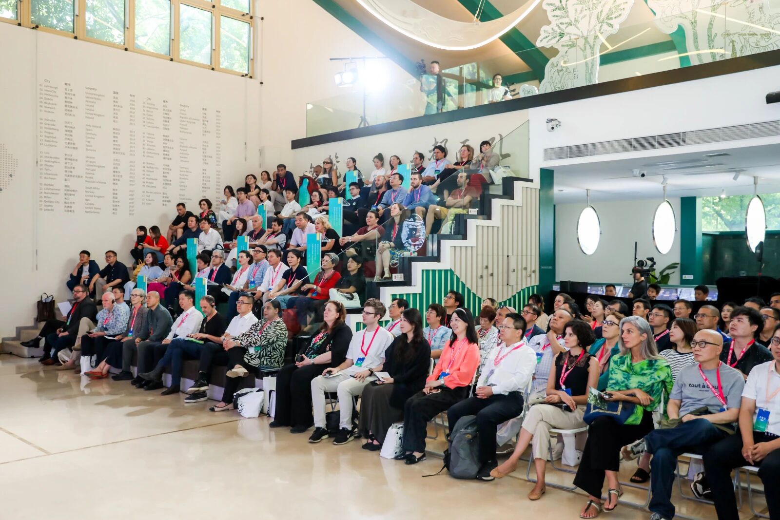 我院为2025世界文学之都驻地作家读书分享会提供同传服务